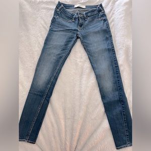 { hollister} low rise skinny jeans, size 3